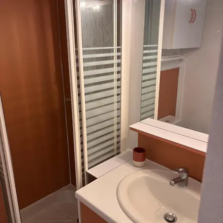 Familial Rez-de-chaussee Grande Terrasse Piscine Parking Prive Et Wifi *
